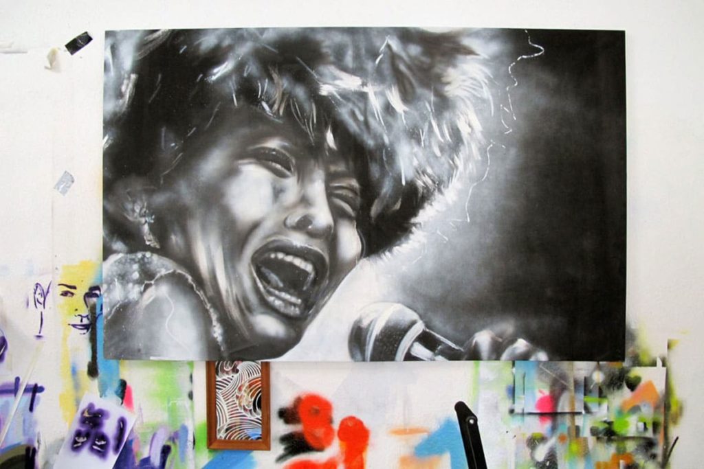 Jan von Graffiti Stuttgart hat auf Wunsch eines Kunden ein ausdruckstarkes Porträt von Tina Turner auf Leinwand gesprüht.