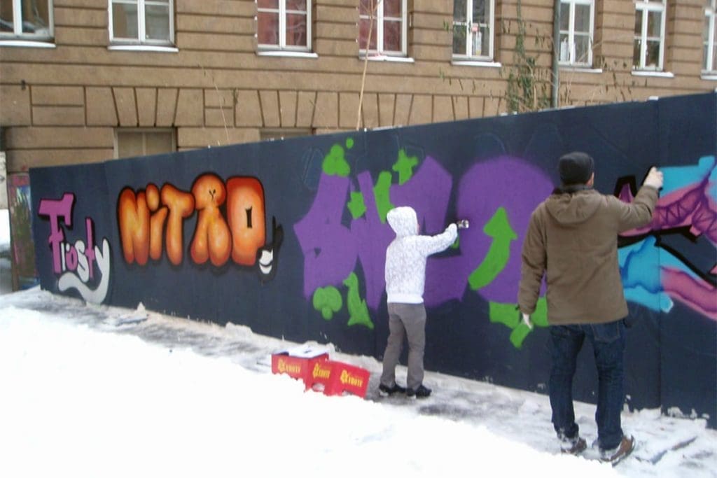 In den dreitägigen Workshops lernen die Teilnehmer in den ersten zwei Kurstagen etwas über die Geschichte von Graffiti, typografische Grundkenntnisse und was passiert, wenn man sprüht, wo man es nicht darf.