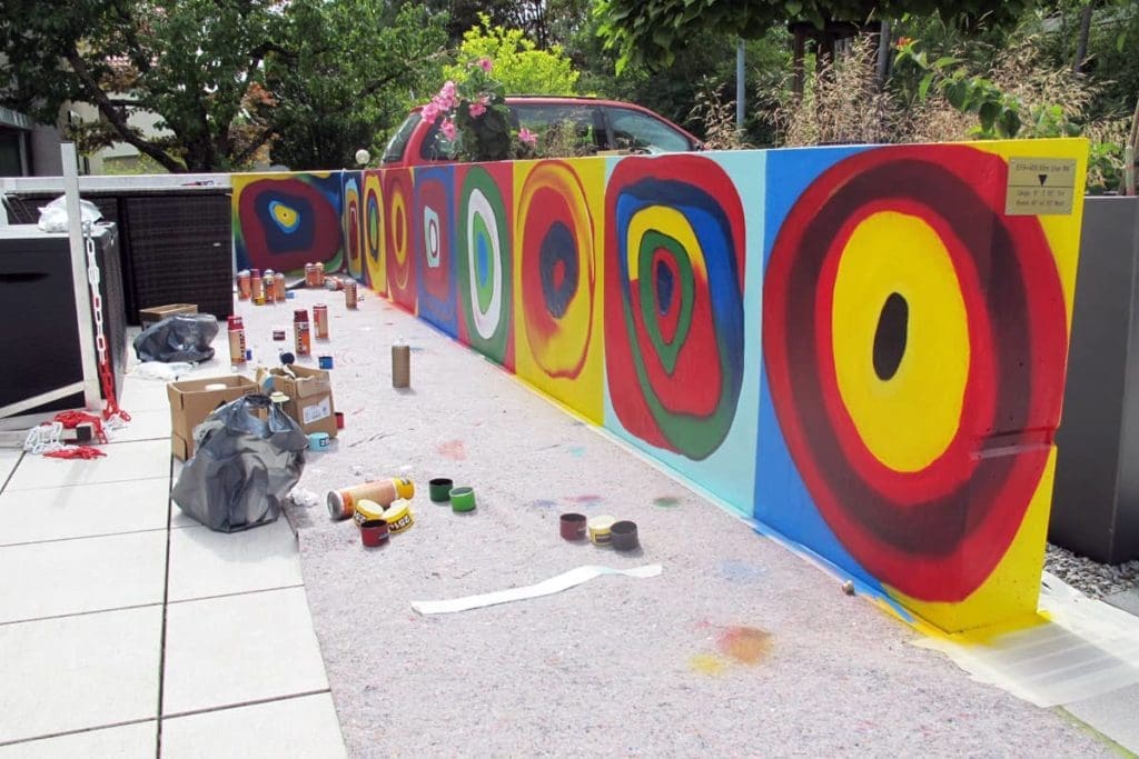 Graffiti Fassadengestaltung Stuttgart - Kandinsky Balkon! Wir wurden beauftragt einen Balkon mit einer Farbprobe vom Künstler Kandinsky zu verschönern.