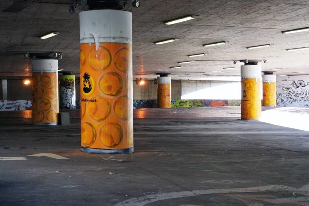Zum 167 Cannstatter Volksfest beauftragte das Göckelesmaier Festzelt und die Brauerei Stuttgarter Hofbräu die Agentur Graffiti Stuttgart 6 Säulen der König-Karl-Brücke in der Stuttgarter Graffiti Hall of Fame zu Maßkrügen umzugestalten Patrick und Jan sprühten mit Graffiti Sprühdosen pünktlich zum Beginn des Volksfestes die Säulen und schufen damit ein tolles Fotomotiv für die vorbei kommenden Wasen Besucher und eine auffällige Werbung für die beiden Auftraggeber
