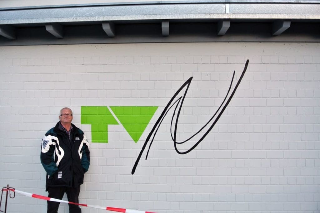 Der Turnverein Nellingen 1893 e. V. beauftragte die Agentur Graffiti-Stuttgart.de das TVN Sportvereins Logo auf die Fassade eines ihrer Vereinshäuser anzubringen.