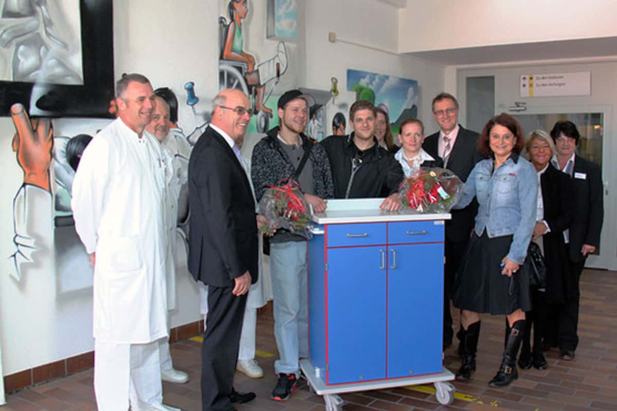 Für das Krankenhaus Herrenberg wurde Max vom  Förderverein des Krankenhauses Herrenberg e. V beauftragt die neue Krankenwagenhalle fröhlich zu gestalten.