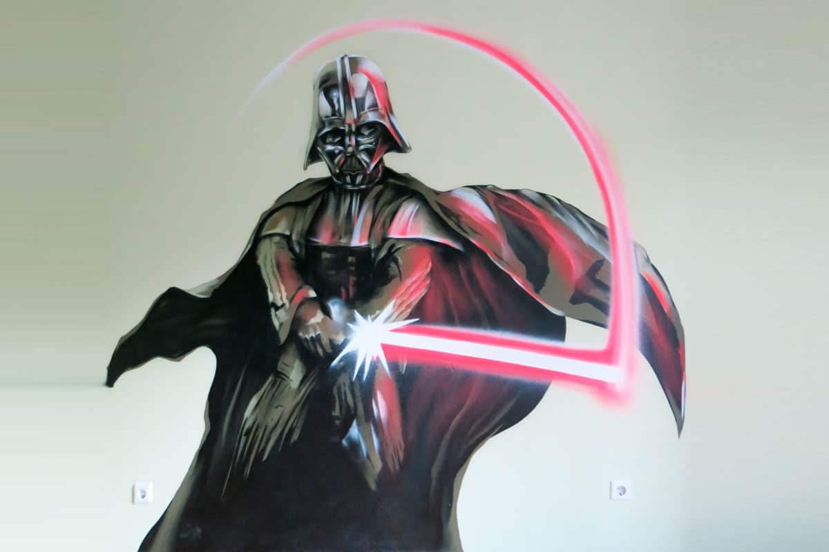 Um dem renovierten Kinderzimmer von Marvin den letzten Schliff zu verschaffen, wurden wir beauftragt  ein "Darth Vader" Graffiti über sein Bett zu sprühen.