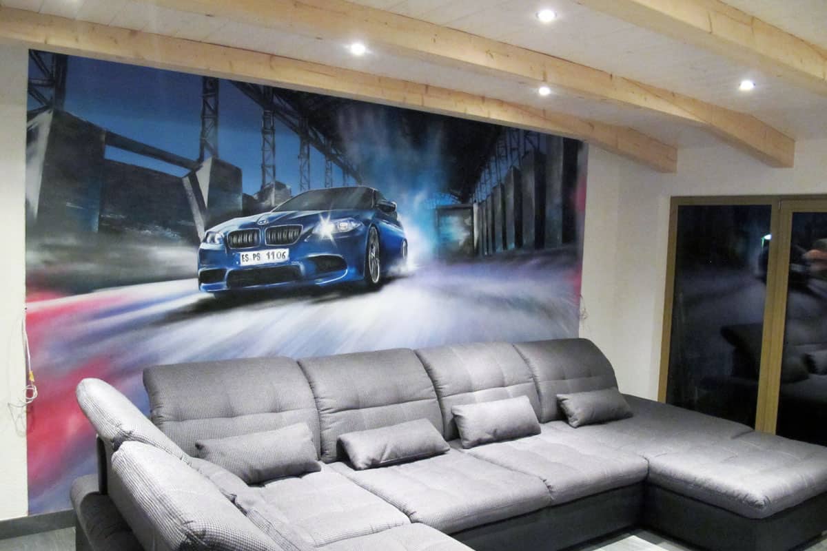 Modernes Graffiti-Mural als Wandgestaltung in einem stilvollen Wohnzimmer