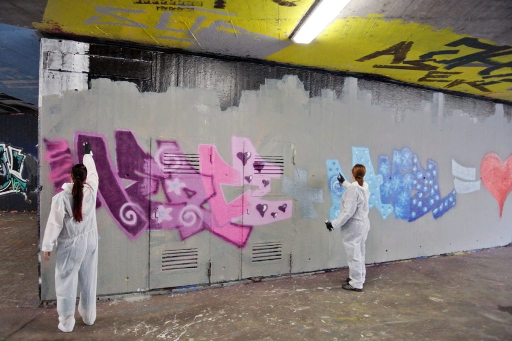 Der Graffiti Junggesellinnenabschied von Merce in Stuttgart war ein kreatives Event! Braut, Trauzeugin, Freunde sprühten ein XXL JGA Graffiti