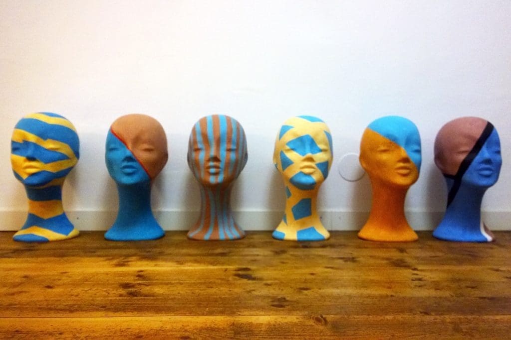 Für die Modeagentur Demir haben wir 31 Styroporköpfe mit einem coolen Graffitidesign gestaltet. Jan bemalte die Dekoköpfe mit Sprühdose und Pinsel mit. Dabei entstand ein farbenfroher Untergrund für die handgearbeitet Kopfbedeckungen der Demir Modeagentur.