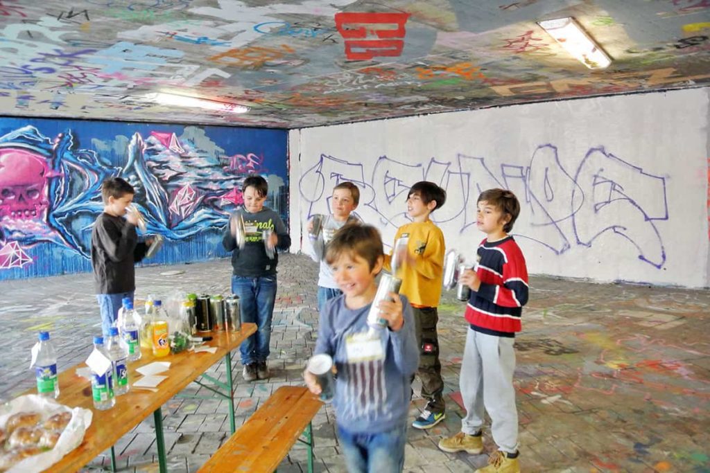 Um den 10. Geburtstag von Julian gebührend zu feiern, haben wir mit ihren Gästen ein coolen Graffiti kindergeburtstag geplant