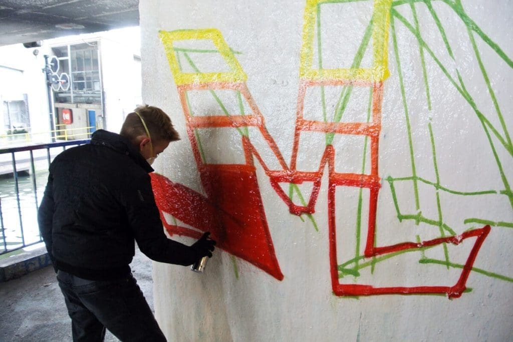 Graffiti Kindergeburtstag Stuttgart Um den 13. Geburtstag von Maik zu feiern, haben wir mit seinen Gästen ein cooles Graffiti gemalt.