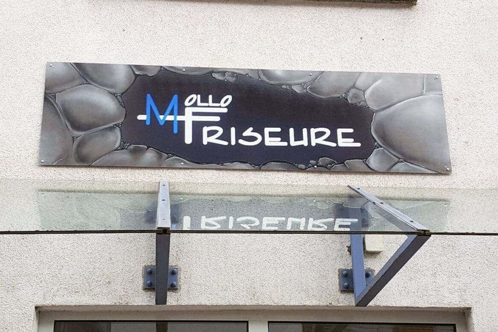 Graffiti Stuttgart wurden beauftragt das Firmenschild Ihres Friseursalons mit Graffiti zu gestalten.Max sprühte das Mollo Friseurer Logo.