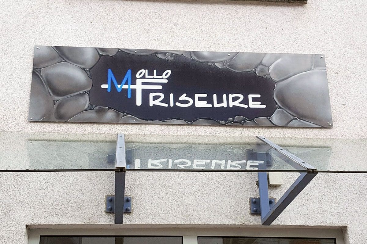 Graffiti Stuttgart wurden beauftragt das Firmenschild Ihres Friseursalons mit Graffiti zu gestalten.Max sprühte das Mollo Friseurer Logo.