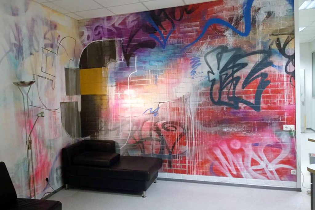Wir wurden von Jauch+Steinbach Zahntechnik GmbH aus Stuttgart beauftragt den Eingangsbereich ihres Unternehmens mit Graffiti zu gestalten.