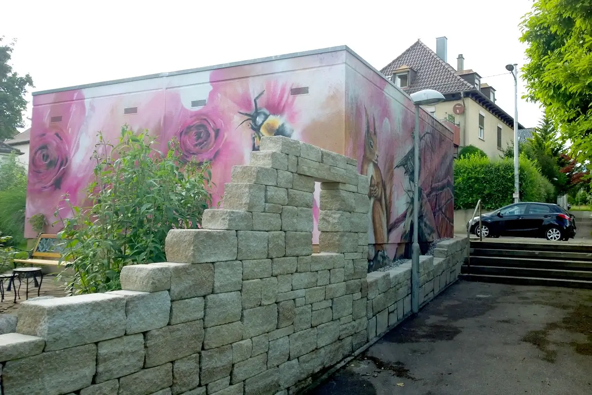 Professionelle Graffiti-Gestaltung für Garage und Gartenmauer in Stuttgart. Täuschend echte Sandsteinoptik & Tiermotive – kreative Fassadengestaltung mit Sprühdose und Wandfarbe.