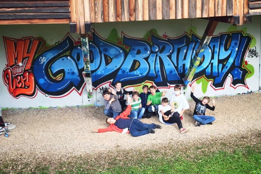 Um den Geburtstag von Marcel gebührend zu feiern, haben wir mit ihren Gästen ein coolen Graffiti Kindergeburtstag geplant