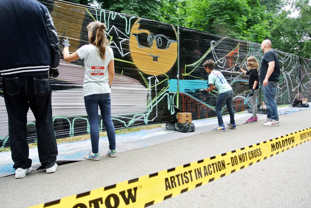 Graffiti Event Stuttgarter Kinder und Jugendfestival 2017! Kinder und Jugendlichen sprühten den Graffiti-Schriftzug: "Unsere bunte Stadt".