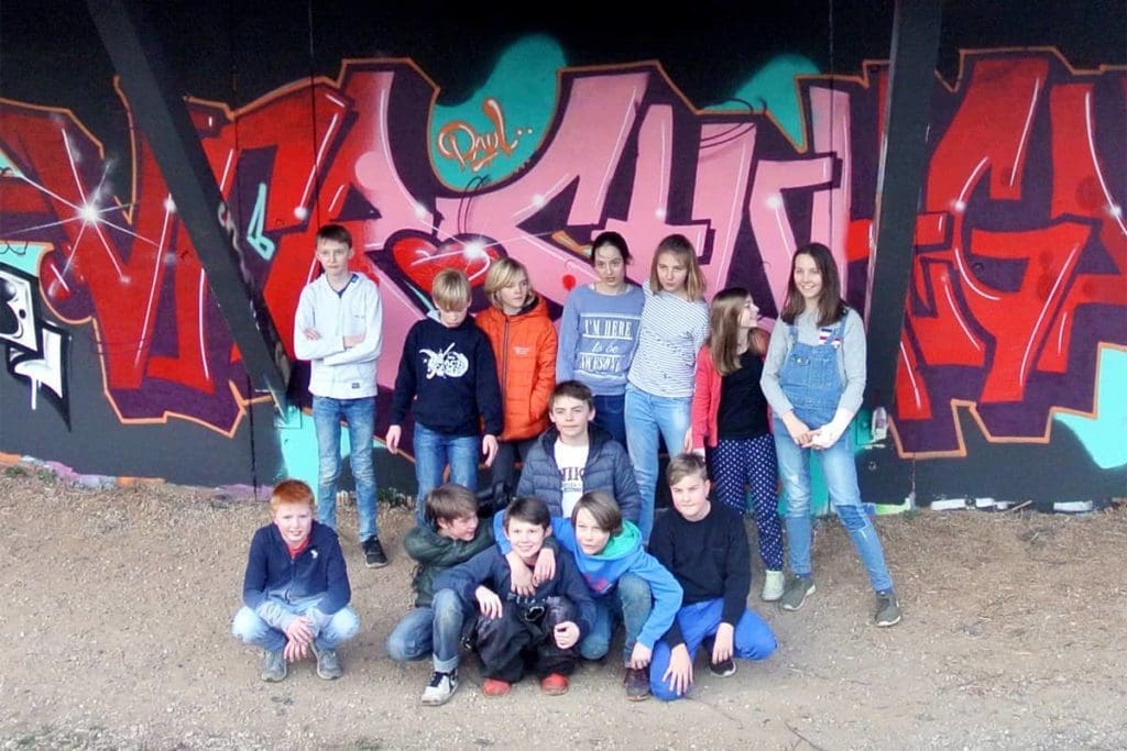 Um den 12. Geburtstag von Paul zu feiern, haben wir von Graffiti-Stuttgart mit seinen Gästen ein cooles Graffiti an der Außenwand vom Camp Feuerbach gemalt.