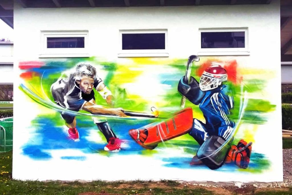 Wir wurden von eiem Hockeyverein für eine Graffiti Fassadengestaltung beauftragt! Jan sprühte auf die Hütte des Vereins zwei Team Spieler in Aktion!