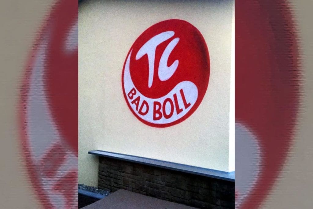 Wir von Graffiti Stuttgart wurden beauftragt das Vereinslogo vom Clubhaus Tennisverein Bad Boll großflächig auf einer der Außenwände anzubringen.