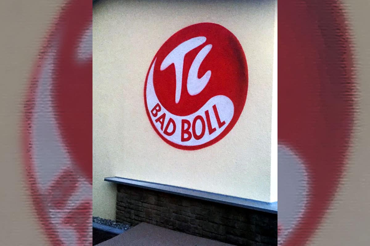 Wir von Graffiti Stuttgart wurden beauftragt das Vereinslogo vom Clubhaus Tennisverein Bad Boll großflächig auf einer der Außenwände anzubringen.