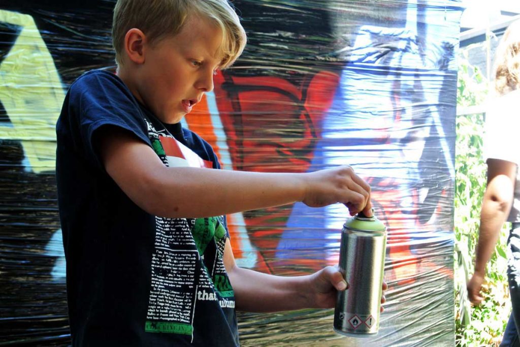 Beim Thirdrail Graffiti Laden in Stuttgart gibt es für jeden Graffiti Interessierten die Möglichkeit in den Schulferien an einem Anfänger Workshop teilzunehmen.