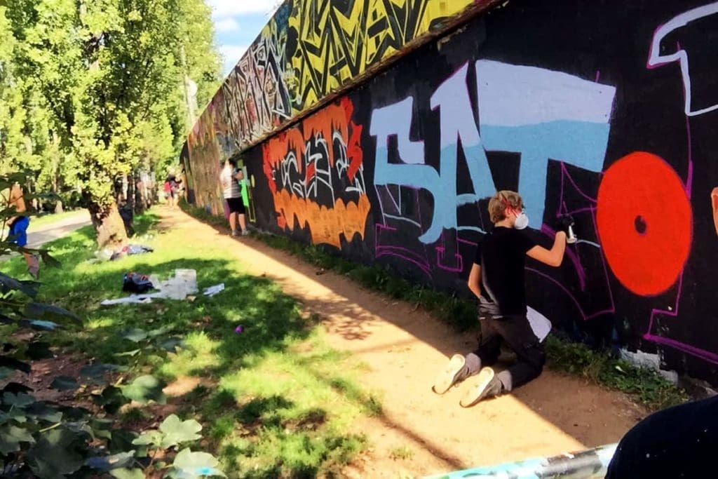 Der Graffiti Anfänger Workshop ist genau das richtige für alle, die schon immer mal mit der Sprühdose malen wollten. Man kann sich das Graffiti-Malen in jahrelanger Arbeit selbst beibringen Oder man lässt sich von erfahrenen Writern Tipps und Tricks verraten Beim Graffiti Anfänger Workshop gibt es einen Tag Theorieunterricht in dem du lernst wo das heutige Graffiti her kommt Du lernst auch was passiert wenn du wo hin sprühst, wo man es nicht darf Ebenso wird zusammen gezeichnet und es werden dir die Grundkenntnisse der Typografie vermittelt Nach einer kurzen praktischen Einweisung wird ein gemeinsames Konzept für den Praxis-Tag entwickelt Danach stellen wir gemeinsam mit dir die richtigen Arbeitsmaterialien für dein Bild zusammen Unsere Workshops sind nicht als Schulunterricht zu verstehen sondern als eine Anleitung wie man seine Graffitis verbessern kann Hauptsächlich geht es um den Spass am Umgang mit der Sprühdose