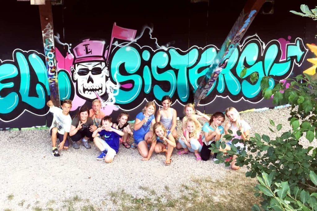 Um den Geburtstag von Lena gebührend zu feiern, haben wir von Graffiti-Stuttgart mit ihren Gästen ein cooles Graffiti an der Außenwand vom Camp Feuerbach gemalt.