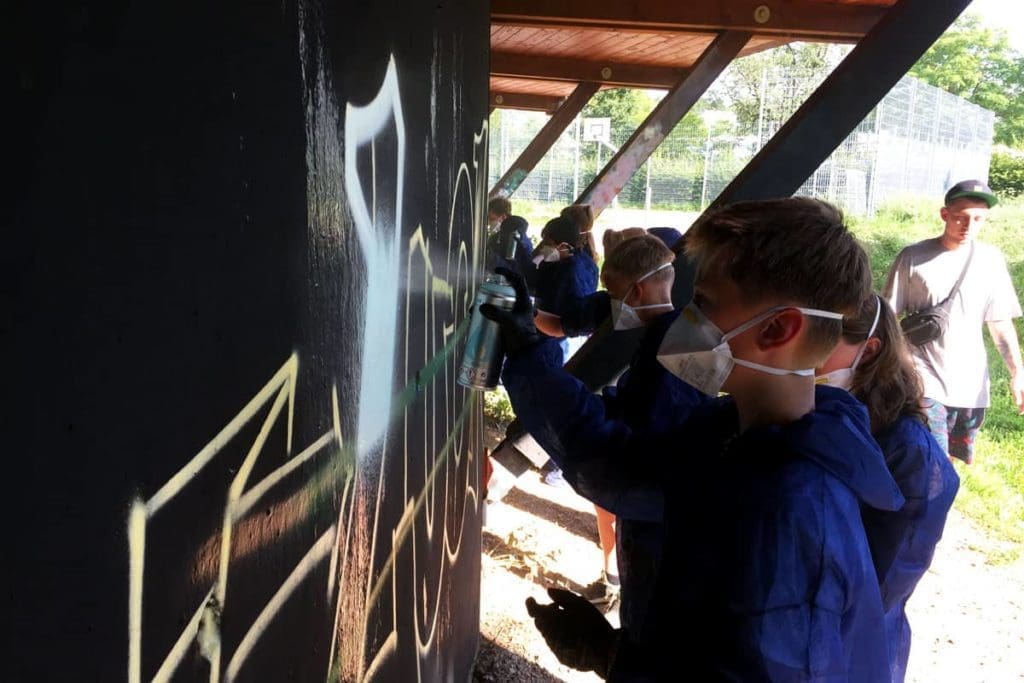 Um den 12. Geburtstag von Julius gebührend zu feiern, haben wir mit ihren Gästen ein coolen Graffiti kindergeburtstag geplant