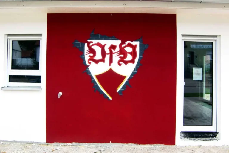 Verleihen Sie Ihrer Hausfassade mit einem einzigartigen Graffiti-Kunstwerk das VfB Logo. Lesen Sie, wie Simon von Graffiti-Stuttgart.de die Wandgestaltung umgesetzt hat.