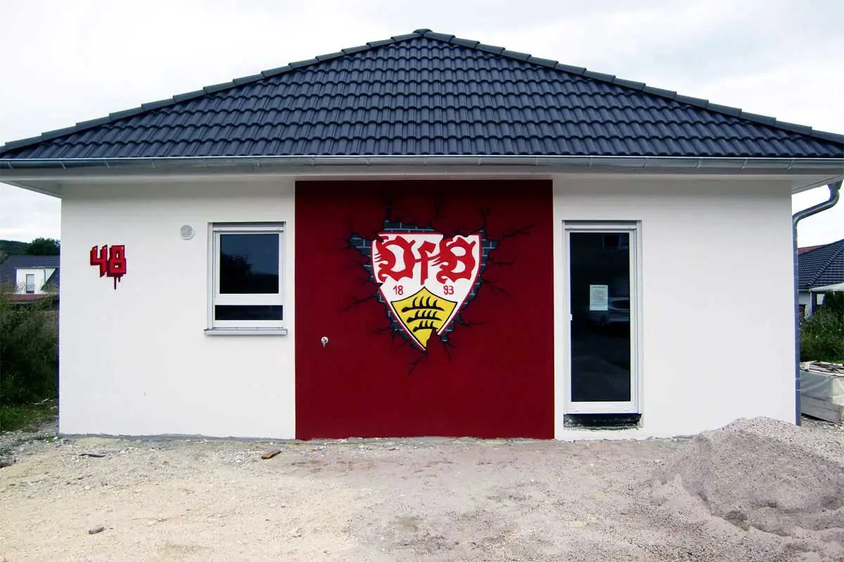 Verleihen Sie Ihrer Hausfassade mit einem einzigartigen Graffiti-Kunstwerk das VfB Logo. Lesen Sie, wie Simon von Graffiti-Stuttgart.de die Wandgestaltung umgesetzt hat.