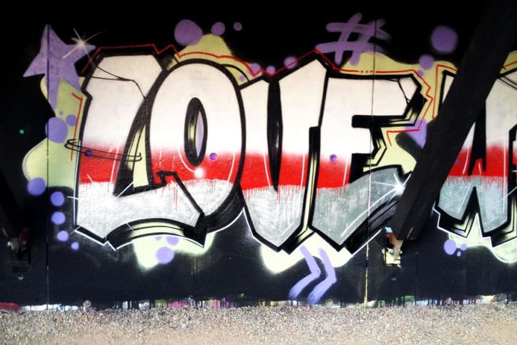 Graffiti Teambuilding "Hurra Communications" Flo malte mit der Belegschaft von Hurra Communications einen stylischen Schlachtruf im Graffiti Style!