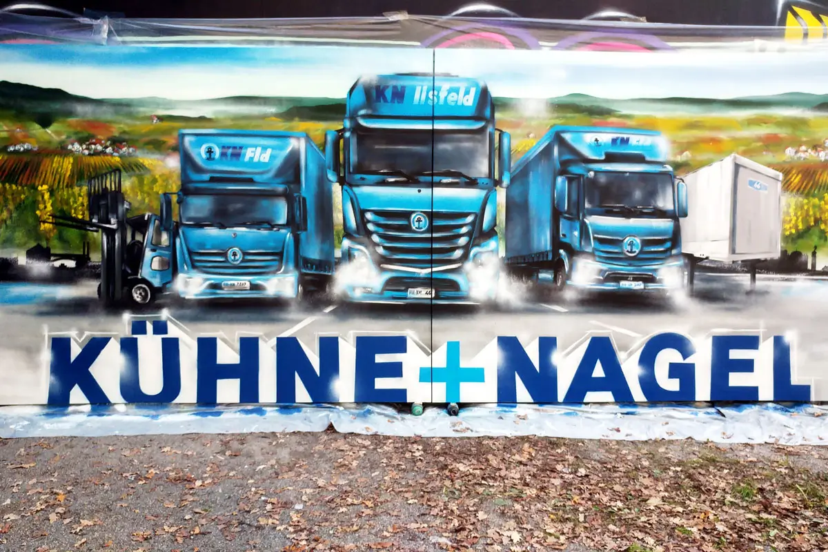 Graffiti-Innenraumgestaltung auf Platten für Kühne und Nagel, zeigt Lastkraftwagen und regionale Motive