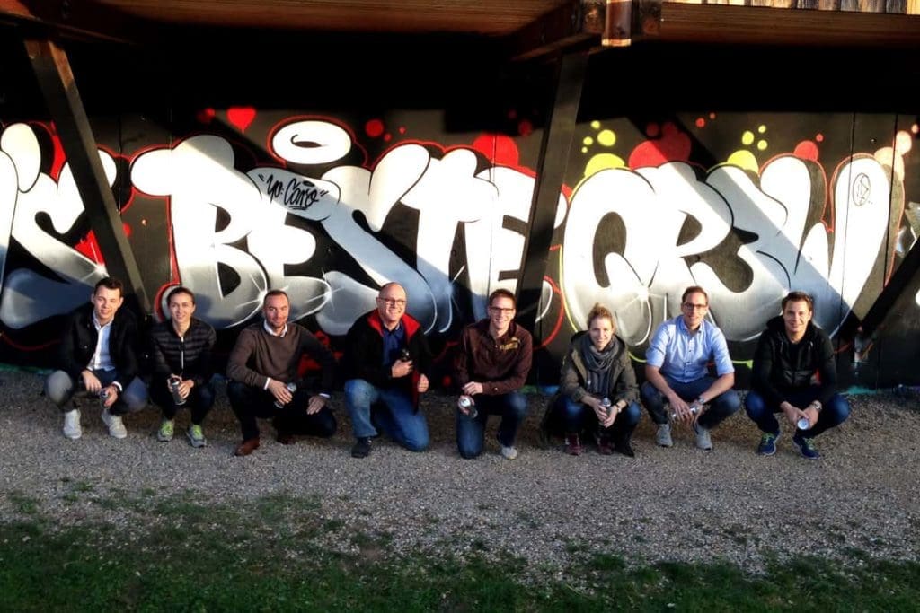 Graffiti Teambuilding "VA’s BESTE QR3W" Firmenevent einmal anders! Flo malte mit der Belegschaft einen stylisches VA’s BESTE QR3W im Graffiti Style!