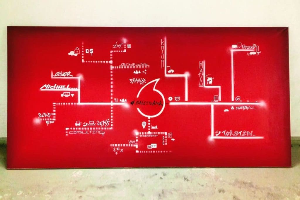 Für eine Vodafone Fachabteilung wurden wir beauftrag die Grafik der Mitarbeiterwand in Handarbeit zu gestalten. Eine Mitarbeiterwand mal ganz nach unseren Geschmack. Simon besprühte die Leinwand in den Firmen CI Farben und verzierte den Wegweiser mit Icons und den Namen der Mitarbeiter.