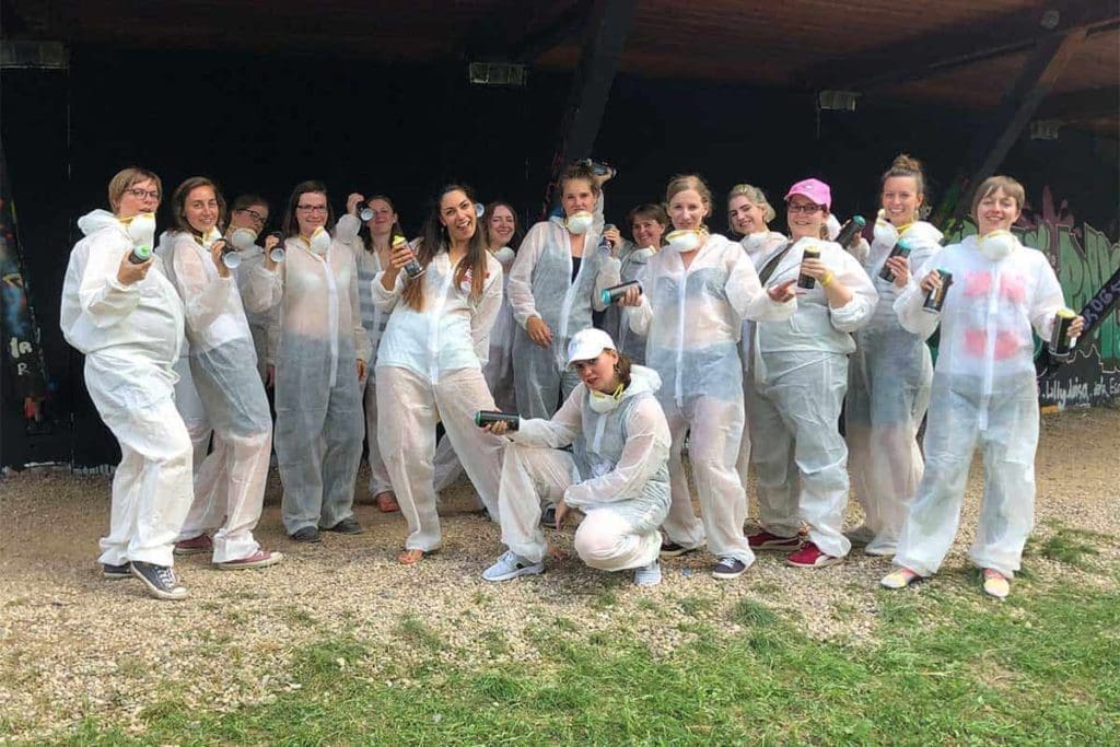 Zum Junggesellinnenabschied von Charlotte sprühten wir mit ihr " Spread Your Wings & Love" an die Wand vom Jugengendhaus Stuttgart Feuerbach
