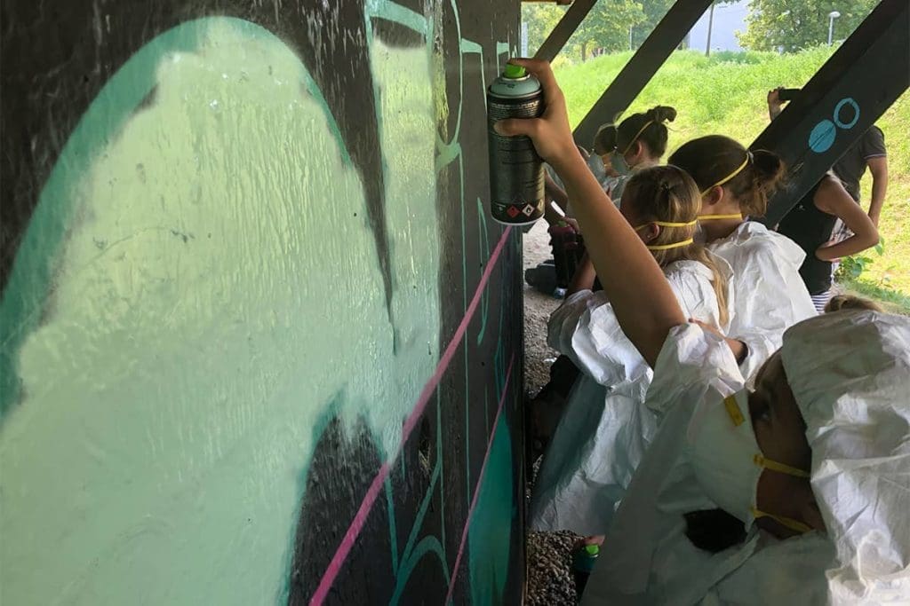 Um den Geburtstag von Maja gebührend zu feiern, haben wir von Graffiti-Stuttgart mit ihren Gästen ein cooles Graffiti an der Außenwand vom Camp Feuerbach gemalt.