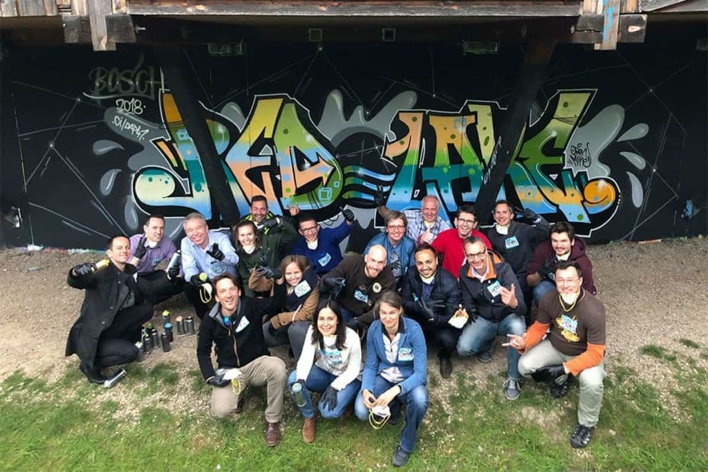 Graffiti Teambuilding Event Robert Bosch Teambuilding mal anders! Zusammen mit Mitarbeitern von Robert Bosch sprühte Micha ein cooles Graffiti.
