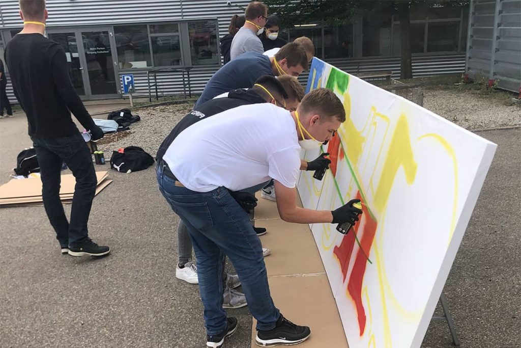 Graffiti Firmen Event Lorch Schweißtechnik 2018 - Team Building mal anders! Zusammen mit Auszubildenden sprühte Micha ein cooles Graffiti.