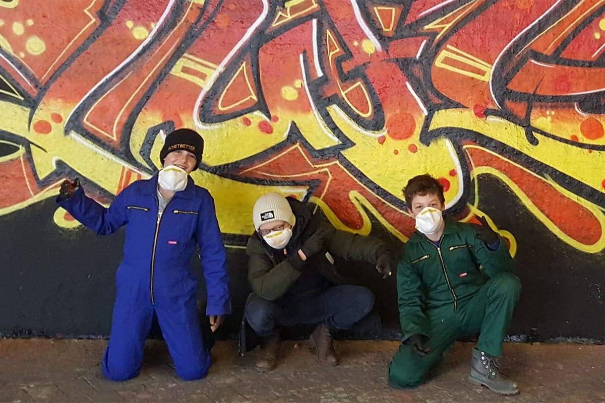 Um den 13. Geburtstag von Lucian & Florentin gebührend zu feiern, haben wir mit seinen Gästen ein coolen Graffiti Kindergeburtstag gesprüht!