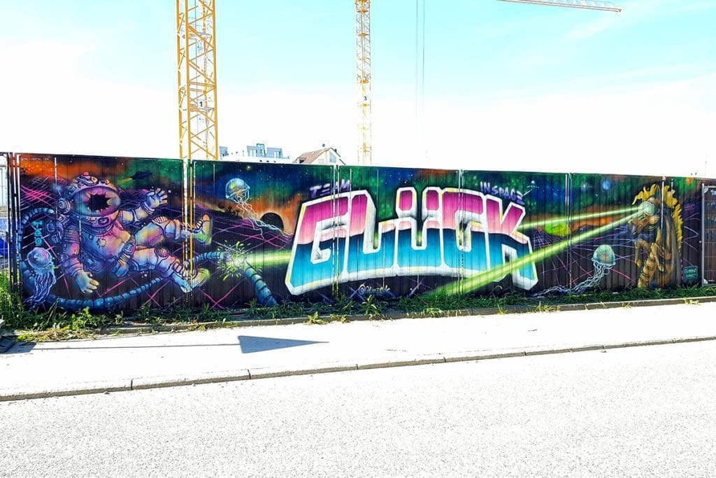 Für unser Projekt “Baustelle trifft Kunst” dass wir in Zusammenarbeit mit der Ed Züblin AG Stuttgart organisieren, haben Moritz, David und Christoph an einer Baustelle in Leinfelden-Echterdingen den Bauzaun gestaltet.