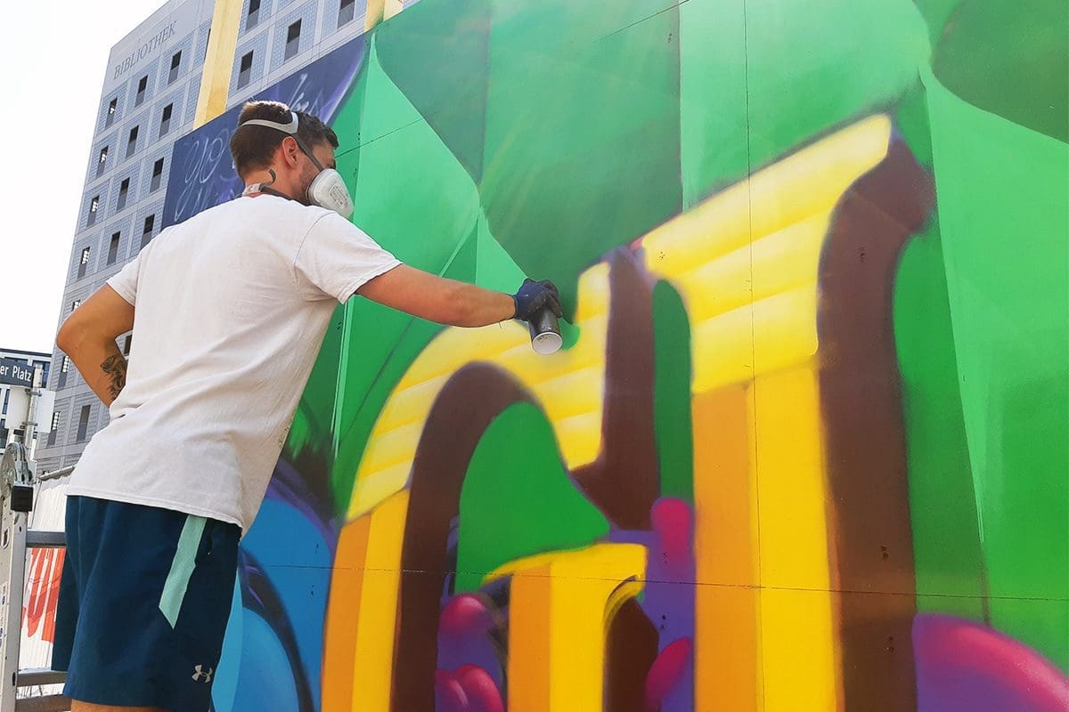 Für unser Projekt "Baustelle trifft Kunst" dass wir in Zusammenarbeit mit der Ed Züblin AG Stuttgart organisieren, haben Moritz und Christoph an einer Baustelle am Mailänder Platz in Stuttgart den Bauzaun gestaltet.