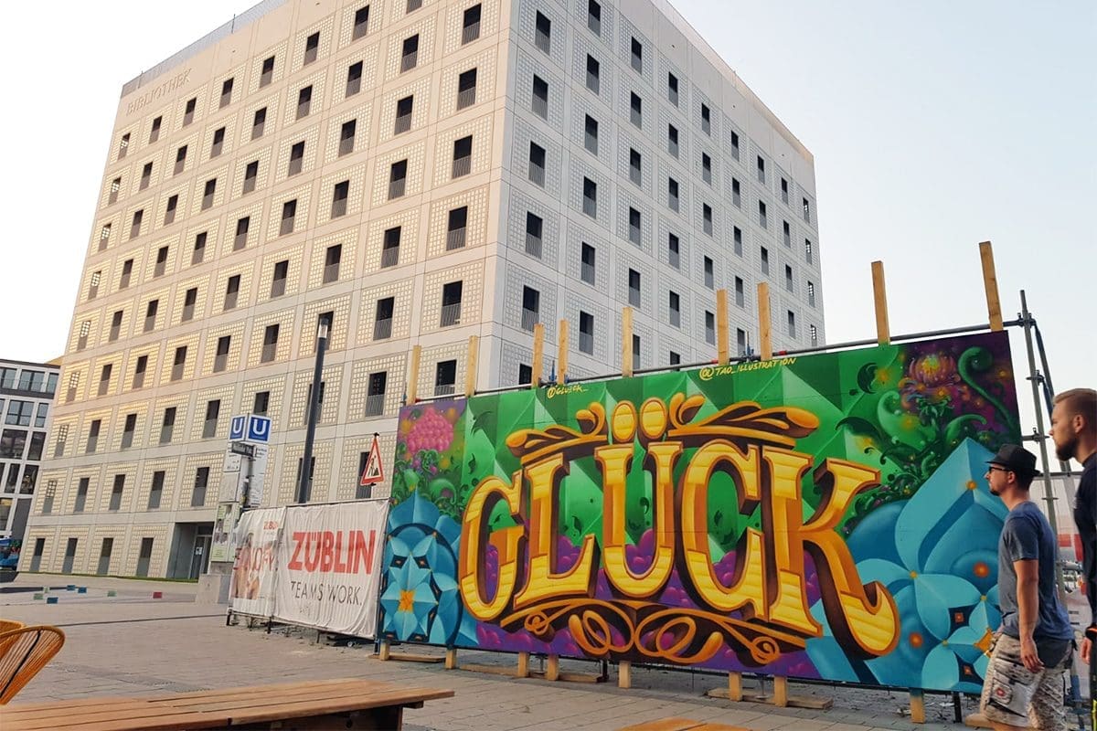 Für unser Projekt "Baustelle trifft Kunst" dass wir in Zusammenarbeit mit der Ed Züblin AG Stuttgart organisieren, haben Moritz und Christoph an einer Baustelle am Mailänder Platz in Stuttgart den Bauzaun gestaltet.