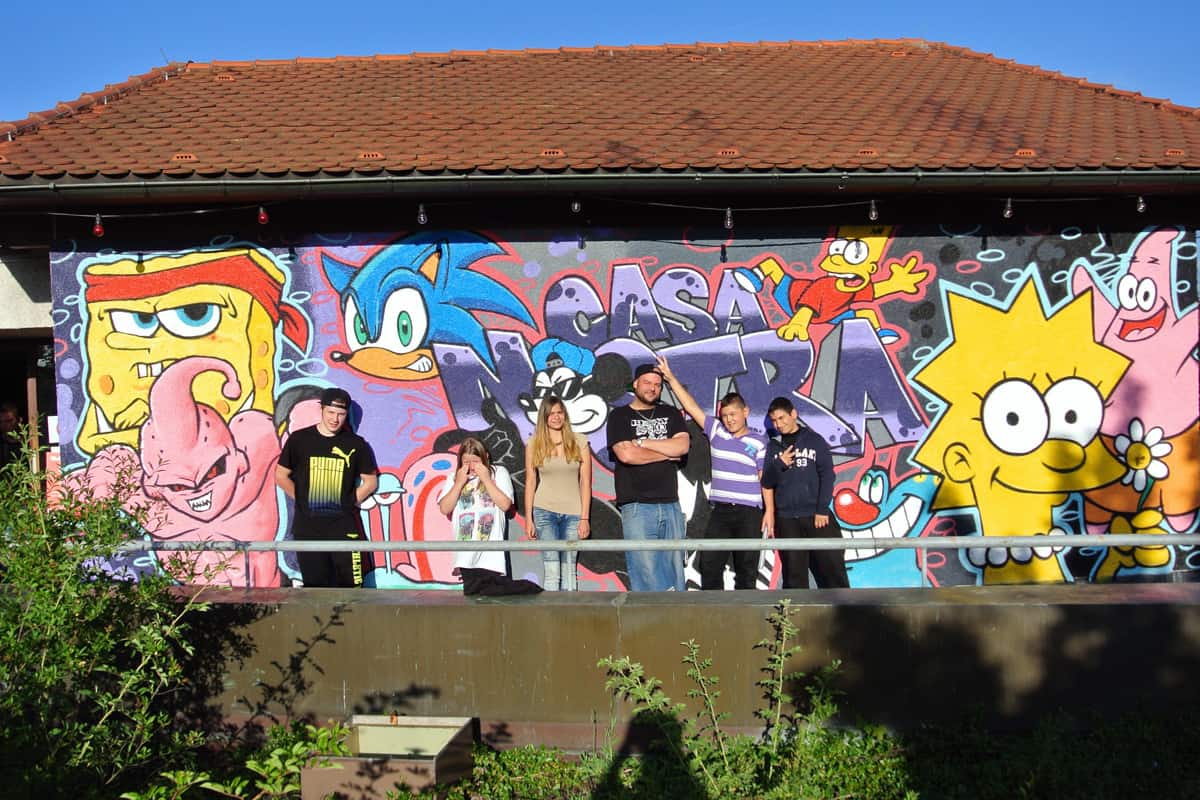 Mit den Kids vom Jugendtreff Casa Nostra in Böblingen haben wir die Außenfassade des Gebäudes für die Jugendlichen verschönert.