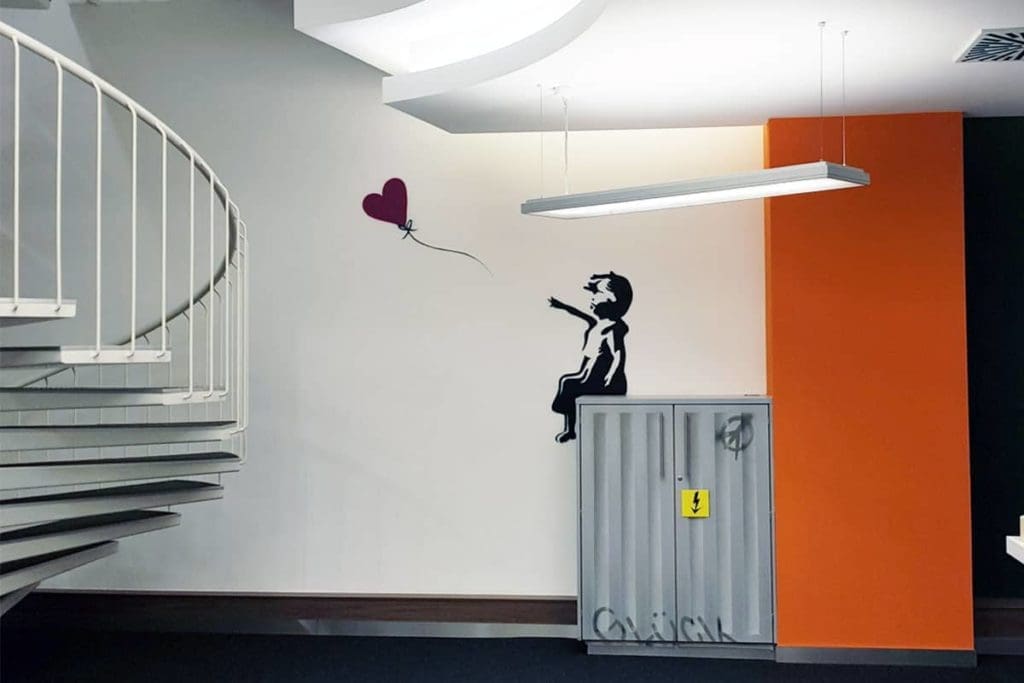 Wir wurden von URBAN OFFICES für einen neuen Pop-Up Veranstaltungsraum beauftragt, das Motiv in der Relax-Zone an die Wand zu sprühen. Da das Sideboard auch nur braun war, wurde der Schrank gleich noch mit zum Stromkasten umgestaltet. Ein Hauch von Londoner Street Life in den URBAN OFFICES mitten in Stuttgart.