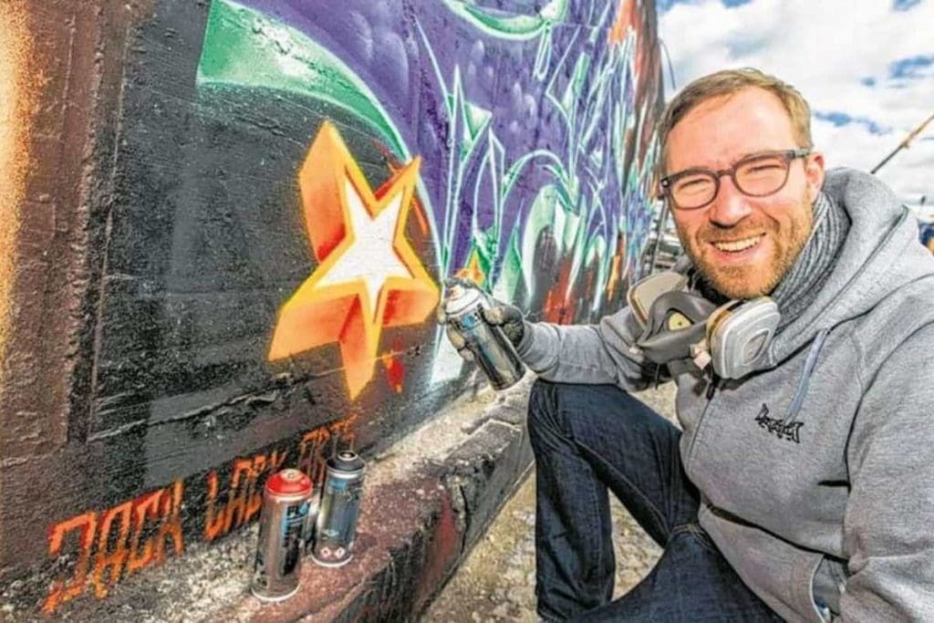 Patrick macht den Bau-Zaun bunt