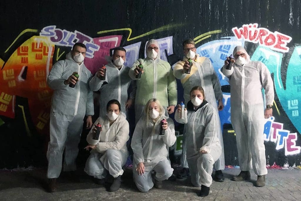 Jahresbeginn Workshop mal anders! Die Einkaufsmitarbeiter der Firma LEONHARD WEISS haben sich dieses Jahr für eine Graffiti Mitmachmalaktion als Abschlussevent entscheiden.