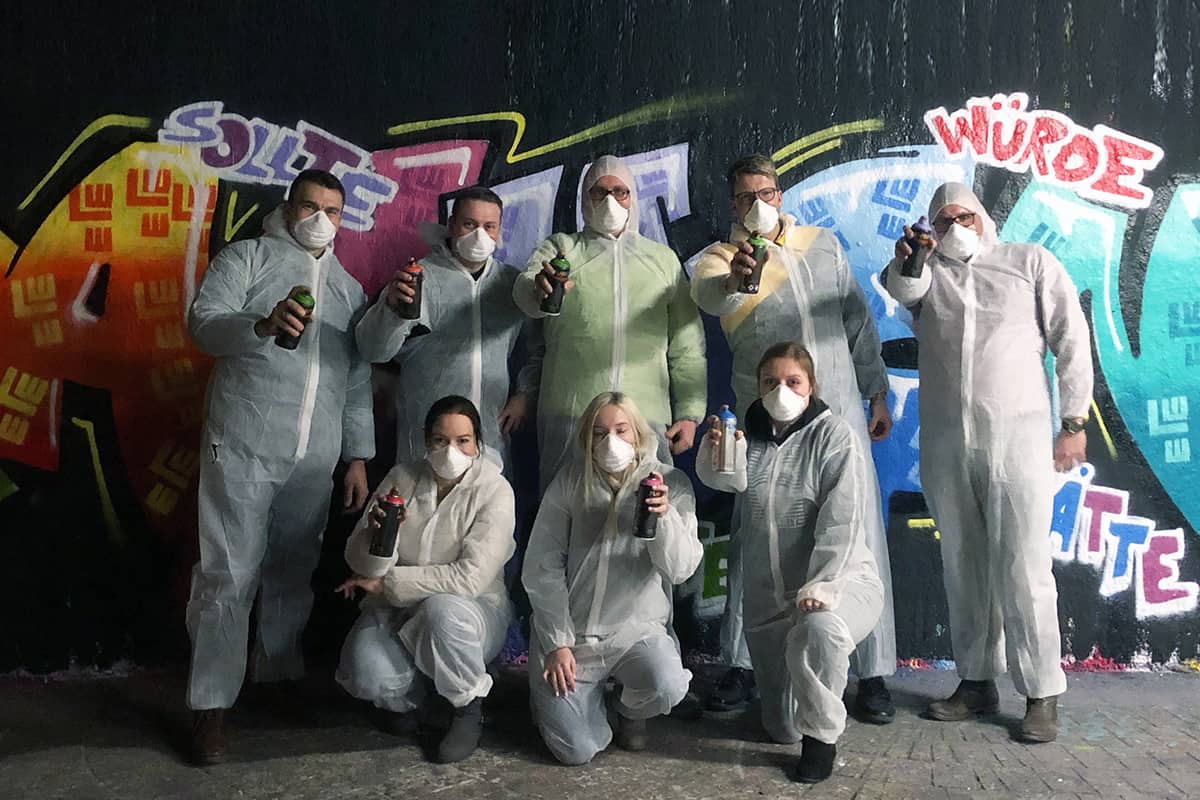 Jahresbeginn Workshop mal anders! Die Einkaufsmitarbeiter der Firma LEONHARD WEISS haben sich dieses Jahr für eine Graffiti Mitmachmalaktion als Abschlussevent entscheiden.