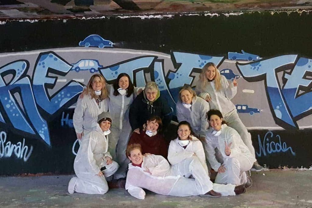 Teambuilding Workshop mal anders! Die Vertriebsinnendienst Mitarbeiter des TÜV Süd Filderstadt haben sich dieses Jahr für eine Graffiti Mitmachmalaktion als Abschlussevent entschieden.