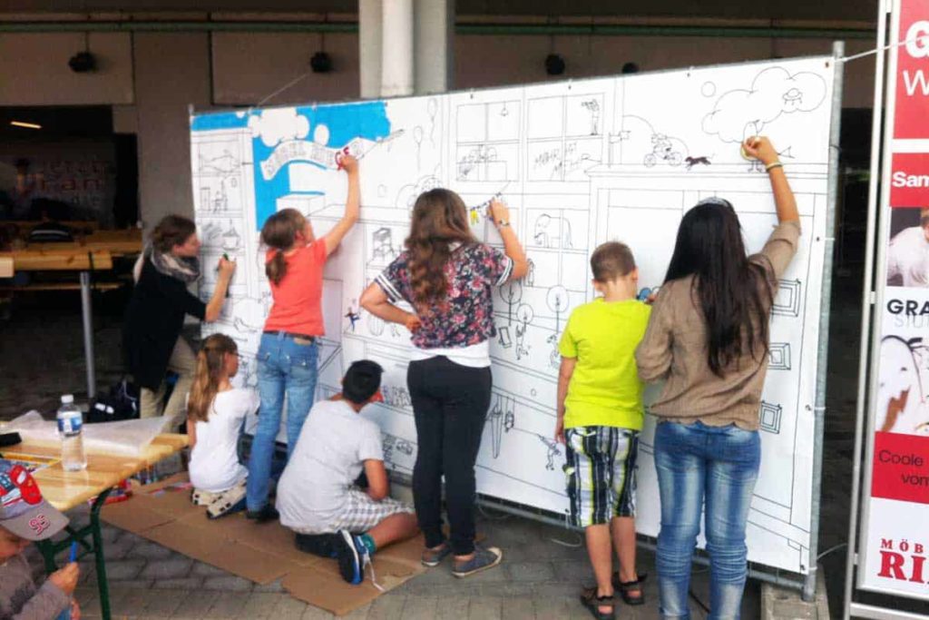 Von Möbel Rieger wurden wir von Graffiti Stuttgart für das diesjährige Sommerfest angagiert. An drei Standorten - Esslingen, Göppingen und Reutlingen - bot Patrick Kindern im Grundschulalter eine Malaktion an.