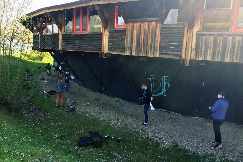 Der Graffiti Workshop Stuttgart Osterferien 2018 war mal wieder ein richtig kreativeres Wochenende! Zusammen mit den Teilnehmern haben wir geplant,gezeichnet und selbstverständlich gesprüht. Teilnahmen am zweitägigen Kurs konnte jeder ab 10 bis 100 Jahren.