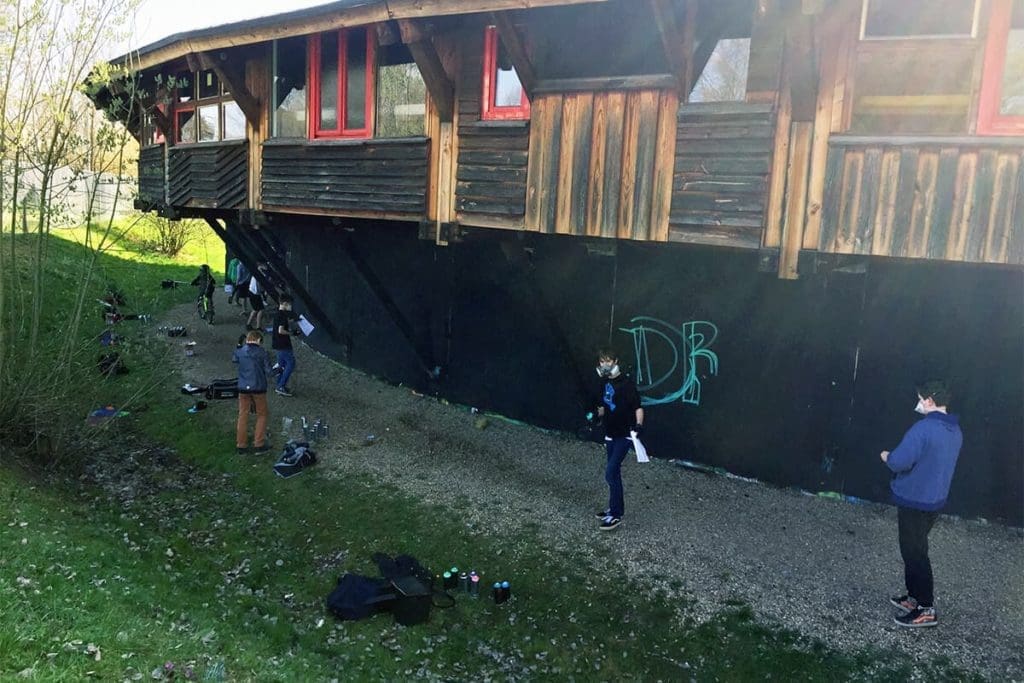 Der Graffiti Workshop Stuttgart Osterferien 2018 war mal wieder ein richtig kreativeres Wochenende! Zusammen mit den Teilnehmern haben wir geplant,gezeichnet und selbstverständlich gesprüht. Teilnahmen am zweitägigen Kurs konnte jeder ab 10 bis 100 Jahren.