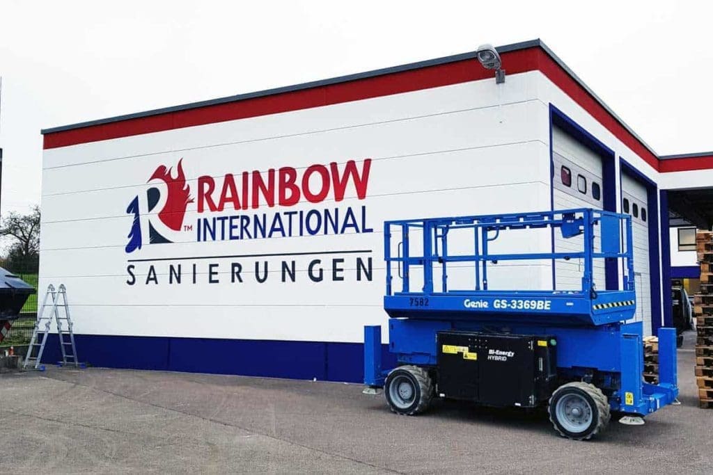 Rainbow International suchte einen Künstler für die Anbringung des Firmenlogo an der Hallenwand ihrer neuen Niederlassung in Backnang. Moritz sprühte das Motiv wie gewünscht originalgetreu auf die Fassadenwand.